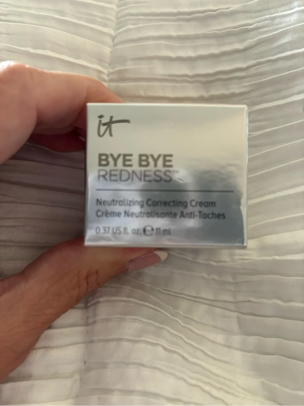 it cosmetics Bye Bye Redness Neutralizing Correcting Cream - Silver Packaging